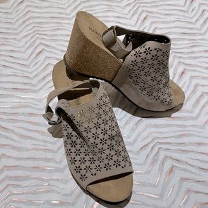 Suede flower design sandals